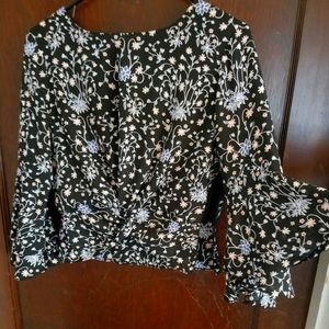 Revolve | Floral blouse, cropped fit & flare sleeves